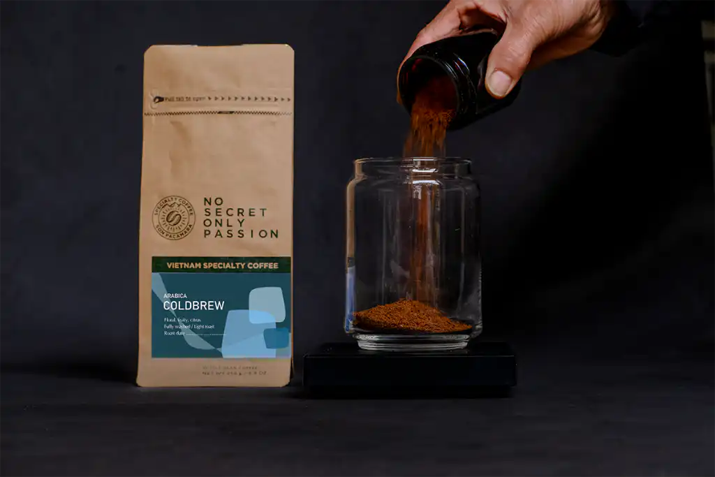 đổ cà phê vào bình cold brew